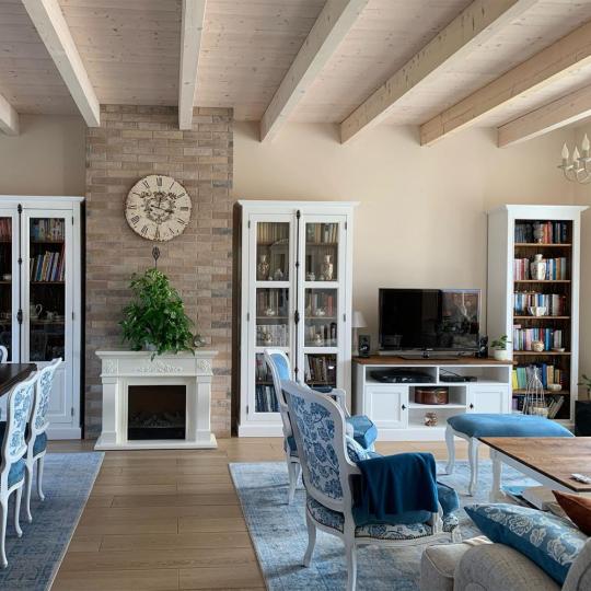 vitrina biela kniznica velka skrina ulozna policova kniznica mediteranska provansalska biela lacny masivny kvalitny nabytok nabytok lameridiana zariadenie domacnosti country.jpg